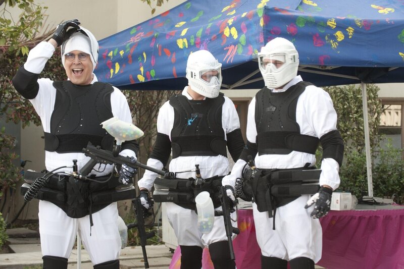 Um ihre Uni zu retten, müssen Pierce (Chevy Chase, l.) und die anderen Studenten zusammenarbeiten … – Bild: Sony Pictures Television Inc. All Rights Reserved. Lizenzbild frei