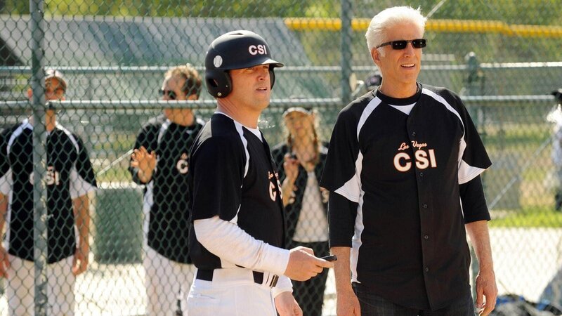Das Team des CSI ist gerade bei einem Softball-Spiel gegen die LVPD Vice, als Nick (George Eads, li.) einen Anruf erhält und mit D.B. Russell (Ted Danson) und den anderen Kollegen zu einem neuen Fall muss. – Bild: MG RTL D