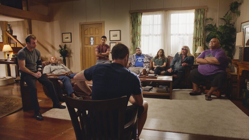 Steve McGarrett (Alex O’Loughlin) ist von der Intervention wenig begeistert: Danny (Scott Caan) macht sich große Sorgen um Steves Gesundheit und versammelt deshalb Freunde und Kollegen in dessen Haus. – Bild: CBS Broadcasting Inc.