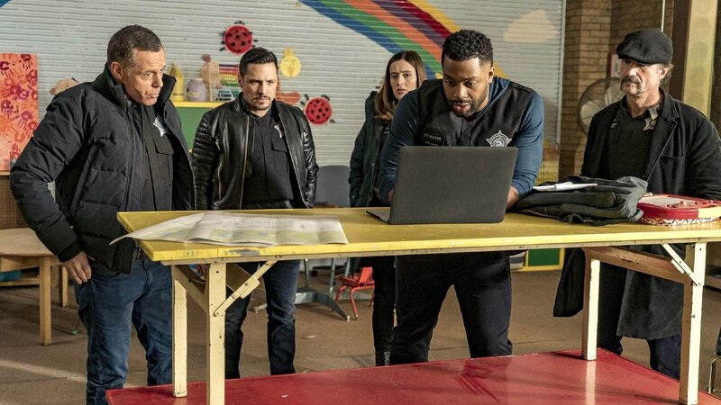 V.l.: Hank Voight (Jason Beghe), Kenny Rixton (Nick Wechsler), Kim Burgess (Marina Squerciati), Kevin Atwater (LaRoyce Hawkins), Alvin Olinsky (Elias Koteas). – Bild: TVNOW /​ NBCUniversal