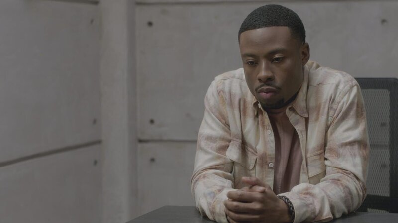 Ist Bozer (Justin Hires) nach der Enttarnung seines Mitbewohners MacGyver nun ein Sicherheitsrisiko für die Phoenix Foundation? – Bild: CBS Broadcasting, Inc.
