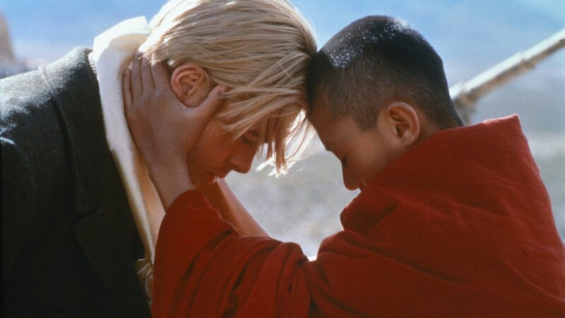 Der Bergsteiger Heinrich Harrer (Brad Pitt, links) und der junge Dalai Lama (Jamyang Jamtsho Wangchuk) werden Freunde. – Bild: 3sat Der Bergsteiger Heinrich Harrer (Brad Pitt, links) und der junge Dalai Lama (Jamyang Jamtsho Wangchuk) werden Freunde. – Bild: 3sat