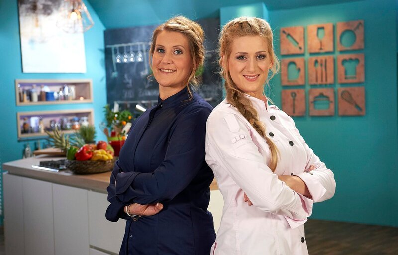 hr-fernsehen KOCHEN & BACKEN MIT JULIA UND MARIE (4), Familienrezepte. Zwei junge Talente, gute Freundinnen und eine große gemeinsame Leidenschaft: Kochen & Backen. In einer offenen, gemütlichen Wohnküche zeigen Deutschlands jüngste Sterneköchin Julia Komp (l) aus Overath und Back- und Konditormeisterin Marie-Thérèse Simon aus Löhne ihre besten Rezepte in der unterhaltsamen Koch- und Back-Sendung. – Bild: HR/​WDR/​Melanie Grande