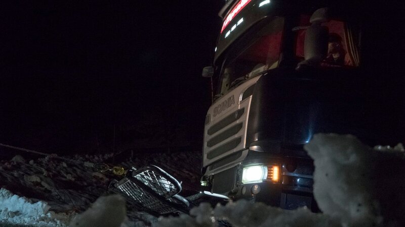 Odda, Norway – The truck that needs help is attached to a wire to get help on the slippery road. (photo credit: National Geographic) – Bild: National Geographic
