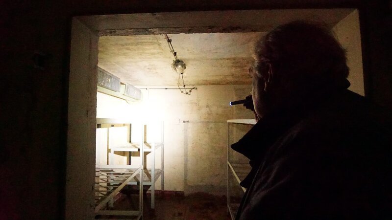 Nigel Dunkley, Major im Ruhestand, im ehemaligen sowjetischen Nuklearbunker Linda-Stolzenhain. – Bild: ZDF/​Jarek Presnück