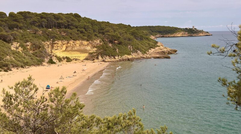 Blick auf die Bucht Cala Waikiki in Tarragona. – Bild: ZDF und HR/Juliane Hipp Blick auf die Bucht Cala Waikiki in Tarragona. – Bild: ZDF und HR/Juliane Hipp