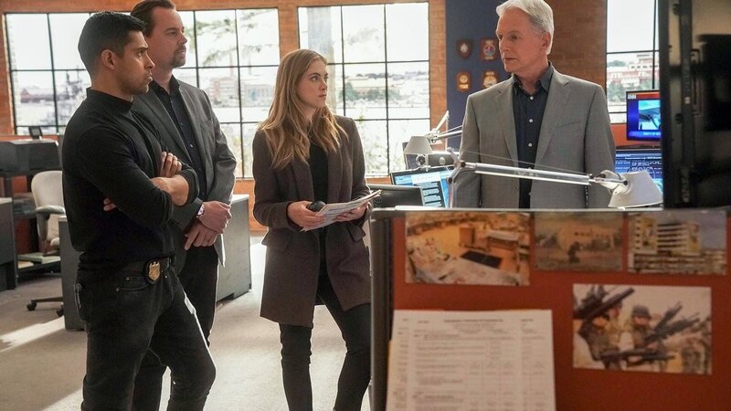(v.l.n.r.) Nick Torres (Wilmer Valderrama); Timothy McGee (Sean Murray); Ellie Bishop (Emily Wickersham); Leroy Jethro Gibbs (Mark Harmon) – Bild: CBS Broadcasting Inc