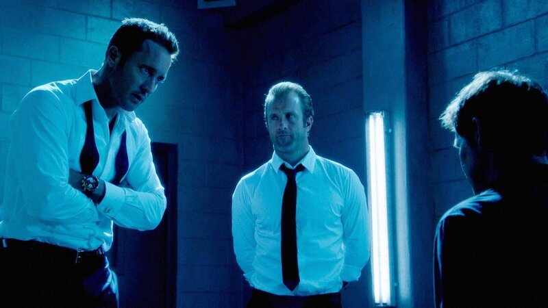 Versuchen alles, um zu verhindern, dass eine gestohlene Atombombe gezündet wird: Steve (Alex O’Loughlin, l.) und Danny (Scott Caan, M.) … – Bild: 2015 CBS Broadcasting Inc. All Rights Reserved. Lizenzbild frei