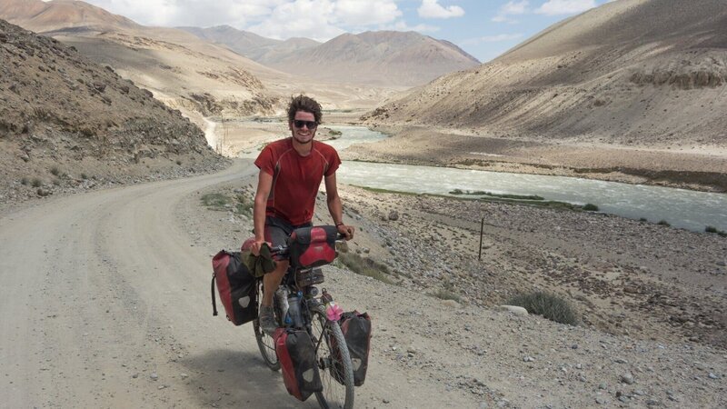 Der Filmemacher und Fahrrad-Enthusiast Anselm Nathanael Pahnke im kargen Bergland von Namibia. – Bild: ZDF und Anselm Pahnke Der Filmemacher und Fahrrad-Enthusiast Anselm Nathanael Pahnke im kargen Bergland von Namibia. – Bild: ZDF und Anselm Pahnke