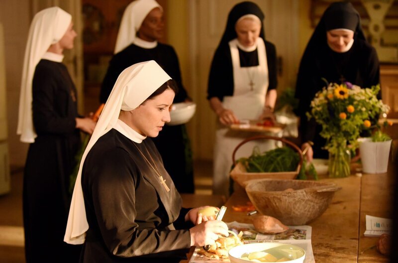 Die Nonnen (v.l.n.r.) Sina (Romina Küper), Claudia (Mereike Lindenmeyer), Lela (Denise M’Baye), Agnes (Emanuela von Frankenberg) und Hanna (Janina Hartwig) bereiten gemeinsam das Abendessen in der Klosterküche. Gleich wird Claudia ihnen gestehen, dass sie schwanger ist. – Bild: ARD/​Barbara Bauriedl