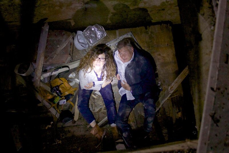 Bei der Besichtigung eines alten Fabrikgeländes sind Sigrid Wolter (Clelia Sarto) und Harald Jost (Frank Vockroth) in einen alten Schacht gestürzt. Marie Stein, die unerlaubt auf einer Party in dieser Fabrik ist, findet Sigrid und ihren Ex-Mann und alarmiert sofort den Rettungswagen. – Bild: MDR/​Christoph Poppke