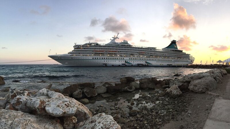 Das Kreuzfahrtschiff „Grand Lady“ vor Curacao in der Karibik. – Bild: BR/​Gerrit Mannes
