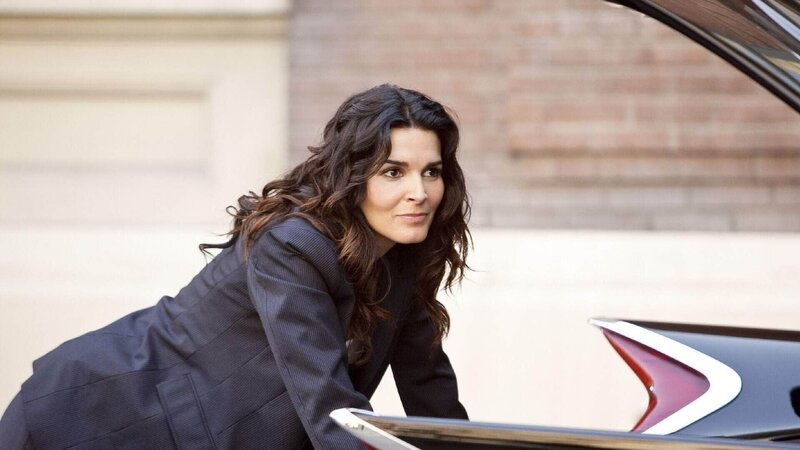 Jane Rizzoli (Angie Harmon) ist davon überzeugt, dass der wahre ‚Würger von Boston‘ noch frei herumläuft. Zwei Frauen wurden bereits erdrosselt aufgefunden. – Bild: VOX/​Warner Bros. International TV Distribution