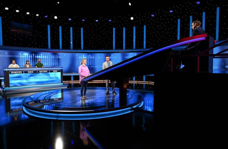 ARD GEFRAGT – GEJAGT FOLGE 745, Moderator Alexander Bommes mit den Kandidat:innen: Sonja Weber, Francesco Tatone, Nadja Radtke und Matthias Heide, sowie dem Jäger: Dr. Manuel Hobiger. – Bild: ARD/​Uwe Ernst