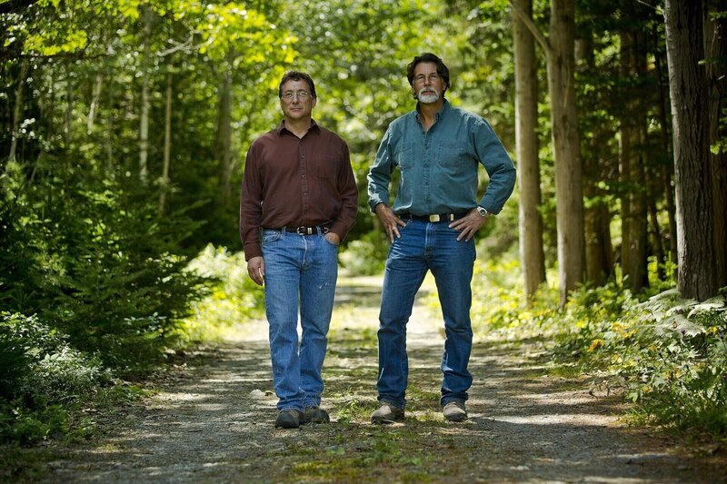 Die Brüder Marty (l.) und Rick Lagina (r.) aus Nord-Michigan wollen das Geheimnis lösen und den vermeintlichen Schatz finden. – Bild: 2014 A&E Television Networks, LLC. All Rights Reserved/​ PROMETHEUS ENTERTAINMENT Lizenzbild frei