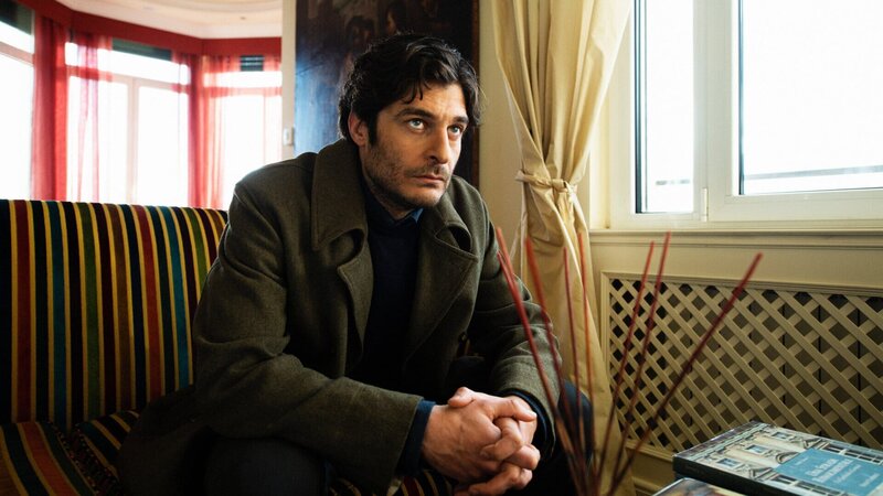 Luca (Lino Guanciale) macht sich ernsthafte Gedanken, wie es nun in seinem Leben weitergehen soll. – Bild: Honorarfrei – nur für diese Sendung inkl. SocialMedia bei Nennung ZDF und Matheus Bertoni./​Matheus Bertoni