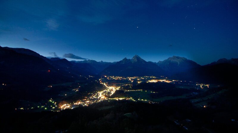 Blick auf Berchtesgaden im Sternenlicht. – Bild: ZDF und SWR/​BR/​nautilusfilm