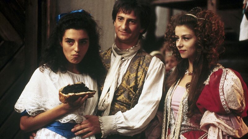 Prinzessin (Amanda Sandrelli, l.), Franziska (Monica Molina, r.) und das tapfere Schneiderlein (Miroslav Noga, M.) im Wirtshaus. – Bild: ZDF und Studio 100 Media Prinzessin (Amanda Sandrelli, l.), Franziska (Monica Molina, r.) und das tapfere Schneiderlein (Miroslav Noga, M.) im Wirtshaus. – Bild: ZDF und Studio 100 Media