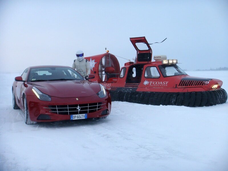 „The Stig“ mit einem Ferrari FF und einem Luftkissenfahrzeug. – Bild: RTL NITRO /​ BBC Worldwid