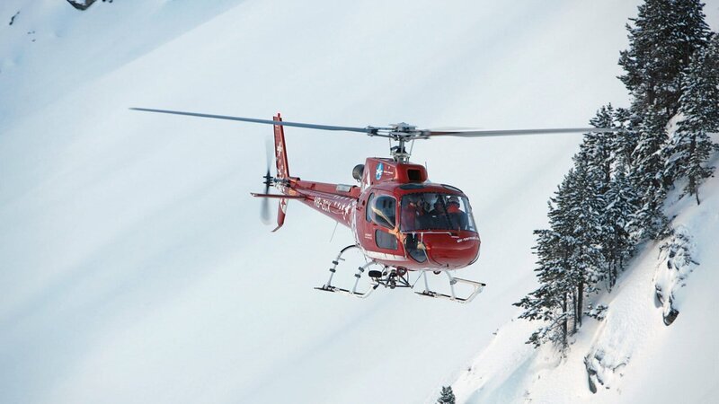 Es hat geschneit: Lawinensprengen ist angesagt. – Bild: ZDF /​ Dieter Seeger