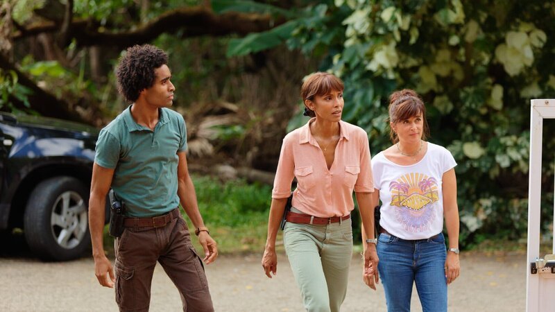 Aurélien (Julien Béramis, l.), Gaëlle (Béatrice de la Boulaye, r.) und Mélissa (Sonia Rolland, M.) verfolgen Hinweise, die zur Spur des Täters führen könnten. – Bild: ZDF und Steavy MA Photography./​Steavy MA Photography
