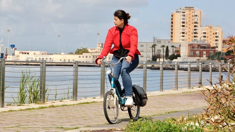 Die Stadt Cagliari hat in den letzten Jahren viel für den Ausbau von Radwegen getan. Vor allem, um die Mobilität mit dem Rad zu fördern. – Bild: 3sat