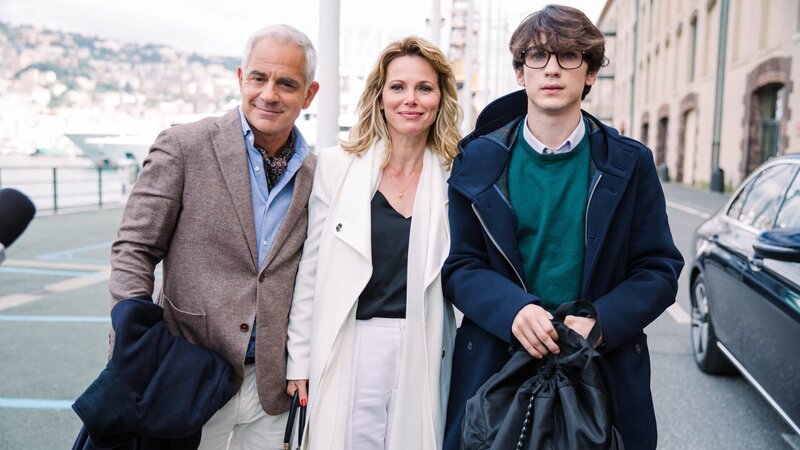 Frank (Florian Fitz, l.) und seine Ehefrau Giulia (Barbora Bobulova, M.) freuen sich darauf, mit ihrem gemeinsamen Sohn Nino (Luca Castellano, r.) auf die große Schiffsreise zu gehen. – Bild: Matheus Bertoni
