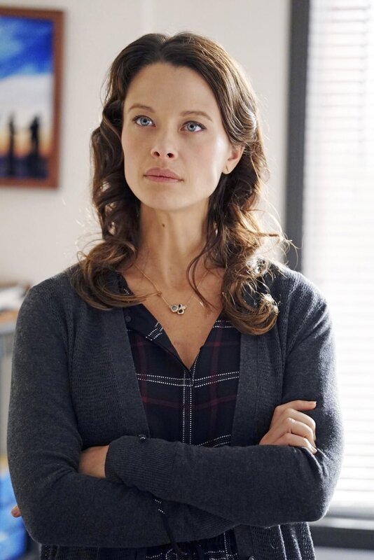 Tony trifft auf Jeanne (Scottie Thompson), während er einem Hinweis über Ärzte im Sudan nachgeht. Doch die gemeinsame Vergangenheit der beiden hat eine sehr angespannte Situation zur Folge … – Bild: PLURIMEDIA (CBS Broadcasting Inc.) Tony trifft auf Jeanne (Scottie Thompson), während er einem Hinweis über Ärzte im Sudan nachgeht. Doch die gemeinsame Vergangenheit der beiden hat eine sehr angespannte Situation zur Folge … – Bild: PLURIMEDIA (CBS Broadcasting Inc.)