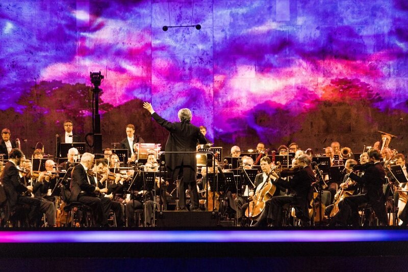 Die Wiener Philharmoniker unter der Leitung von Riccardo Muti spielen aus der Waldbühne Berlin. – Bild: ORF/​ZDF/​Thomas Kierok