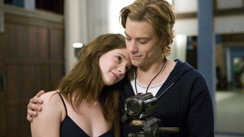 Tara (Xenia Goodwin) und Ethan (Tim Pocock) sind frisch verliebt. Ethan weiß, dass seine Tara wie ein Engel tanzen kann. – Bild: ZDF und Lisa Tomasetti
