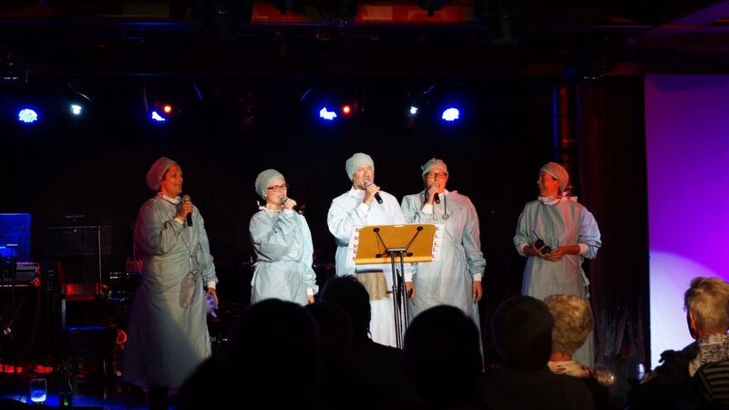 Auftritt vom Hospital Team bei der Crewshow in der Showlounge der Grand Lady – Bild: BR/​Deborah Stöckle