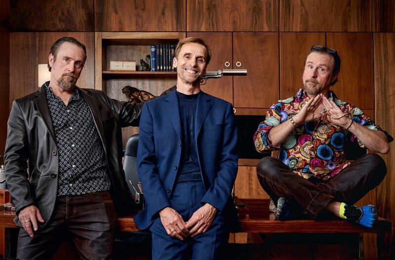 Paartherapeut Klaus Kranitz (Jan Georg Schütte, Mitte) mit seinem Kumpel Manni (Bjarne Mädel, li. und re.), der zu sich selbst finden möchte. – Bild: ARD Degeto/​NDR/​Thomas Leidig