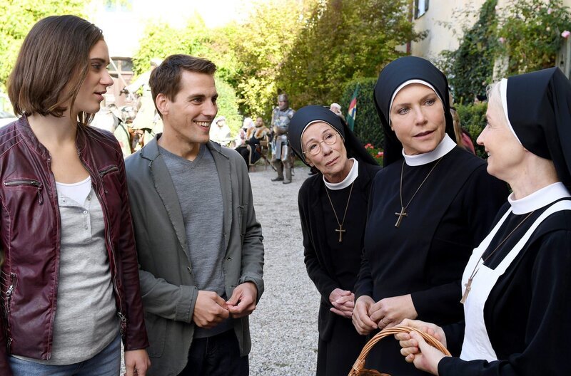 Im Klosterhof laufen die Vorbereitungen für die Ritterspiele. Die jungen Caterer Rena Prechtl (Sophie Killer, l.) und Ludwig Prechtl (Matthias Ransberger, 2.v.l.) bitten Schwester Felicitas (Karin Gregorek, l.), Schwester Hanna (Janina Hartwig, M.) und Schwester Agnes (Emanuela von Frankenberg, r.) um Unterstützung beim Kochen. – Bild: ARD/​Barbara Bauriedl