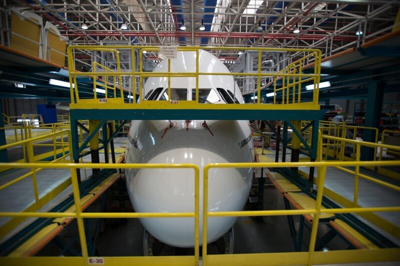 DUBAI – Front view of an aircraft in the hangar. – Bild: National Geographic Partners, LLC.