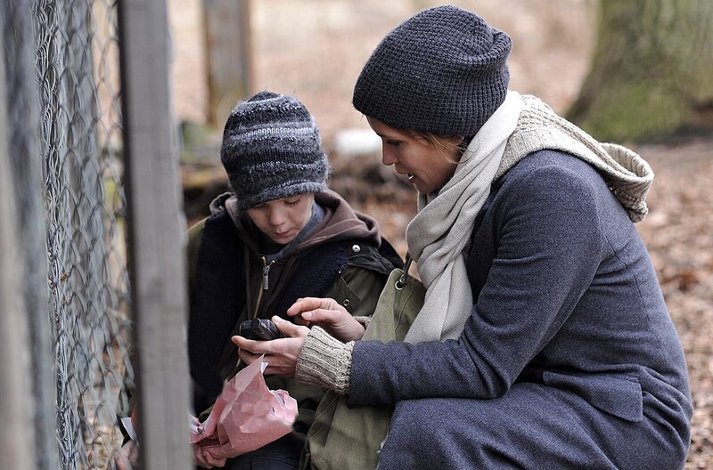 Der kleine Kilian (Chiron Elias Krase, l.) lebt zusammen mit seinem Vater auf einem maroden Anwesen mitten in den Wäldern des Havellandes. Hannah Mangold (Anja Kling, r.) setzt alle Hebel in Bewegung, dem Jungen, der nach dem Tod seiner Mutter völlig verstört ist, zu helfen … – Bild: SAT.1 /​ Oliver Feist