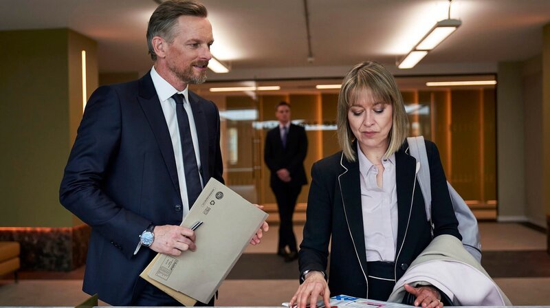 Christie (Barry Atsma) und Hannah (Nicola Walker). – Bild: NDR/​Sister Pictures