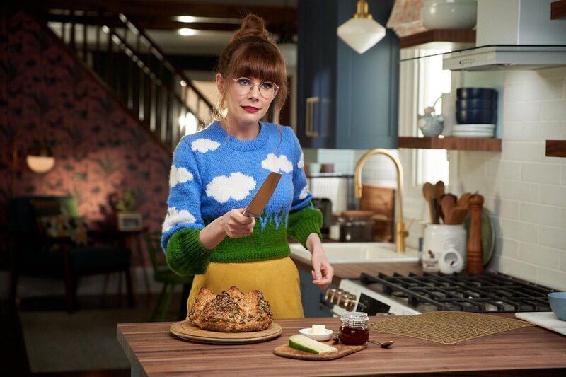 Mary bereitet ihren Kuchen vor. – Bild: RTL /​ Boat Rocker Rights