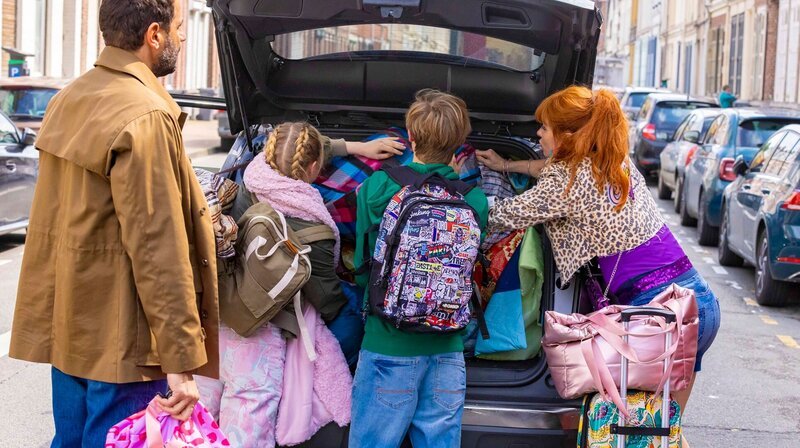 Morgane (rechts: Audrey Fleurot) und ihre Kinder packen ihre Sachen, um bei Karadec (links: Mehdi Nebbou) einzuziehen. – Bild: NDR/​Septembre Productions/​Itinéraire Productions/​TF1/​Be-FILMS/​RTBF (Télévision Belge)