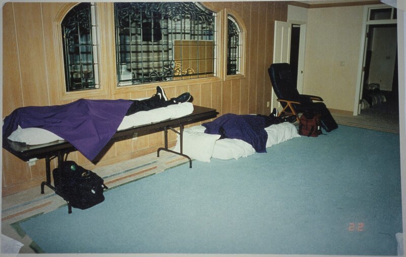 File Photo: San Diego Sheriff’s still photo of bodies from the Heaven’s Gate cult home where 39 members committed mass suicide. The bodies were found covered with purple shrouds, lying on beds and mattresses in a mansion in Rancho Santa Fe. (Photo by Kim Kulish/​Corbis via Getty Images) – Bild: Getty Images