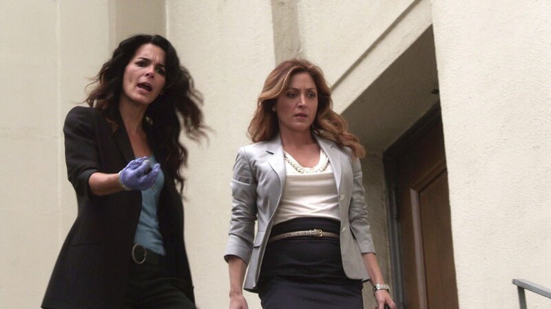 Jane (Angie Harmon, r.) und Maura (Sasha Alexander) ermitteln an der Boston Univerity in einem mysteriösen Mordfall an einer jungen Sportstudentin. – Bild: TVNOW /​ Warner Brothers En