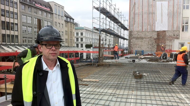 Bauleiter Robert Voigt auf der Baustelle am Alter Wall. Weitere Fotos erhalten Sie auf Anfrage. – Bild: NDR/​Günther Mombächer
