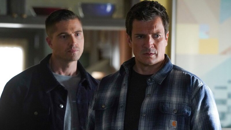 Tim Bradford (Eric Winter, l.) und John Nolan (Nathan Fillion, r.) sollen auf einen Kronzeugen aufpassen. – Bild: ZDF und Richard Carwright