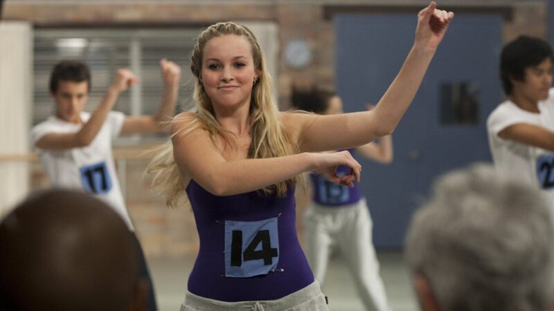 Die Prüfungen des ersten Semesters stehen an. Kat (Alicia Banit) zeigt ihr Bestes in der Kategorie Hip Hop. Diese Tanzart macht ihr richtig Spaß und das sieht man auch. – Bild: Mark Rogers