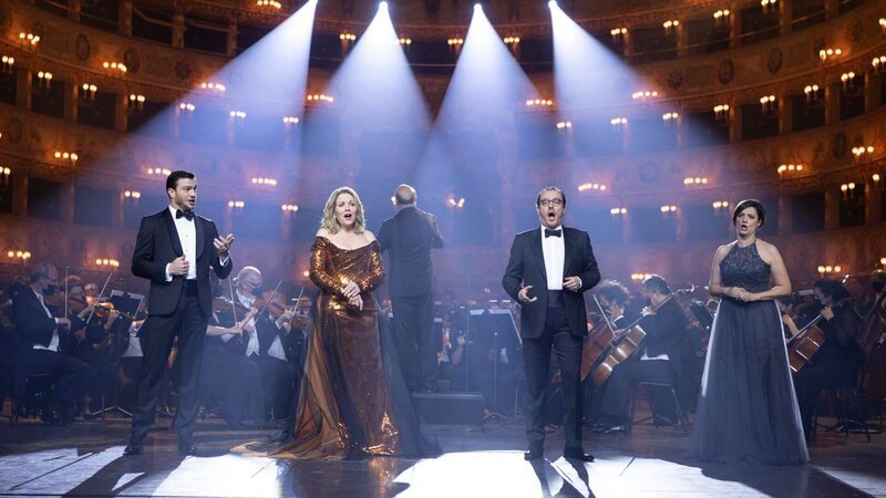 Zusammen mit ihren Gästen singt Renée Fleming im legendären Teatro La Fenice. – Bild: ZDF und Stefano Cristiano Montesi