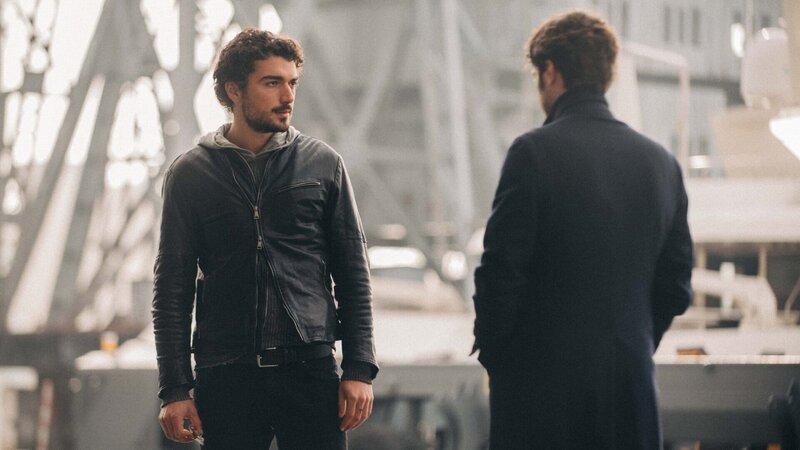 Lorenzo (Giacomo Giorgio, l.) und Luca (Lino Guanciale, r.) begegnen sich zufällig auf der Werft. Was verbindet die beiden? – Bild: Matheus Bertoni