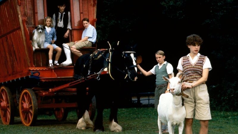 Timmy der Hund (l.), Anne (Laura Petela 2.v.l.), Nobby (Ben Brazier, 3.v.l.), Julian (Marco Williamson, 4.v.l.), ein Pferd, Dick (Paul Child, 3.v.r.), eine Ziege und George (Jemima Rooper, r.) fahren gemeinsam zu dem Stellplatz eines Wanderzirkus, an dem sie ihrem Freund Nobby bei seinen Aufgaben helfen. Dort ereignen sich merkwürdige Dinge. – Bild: Mike Alsford