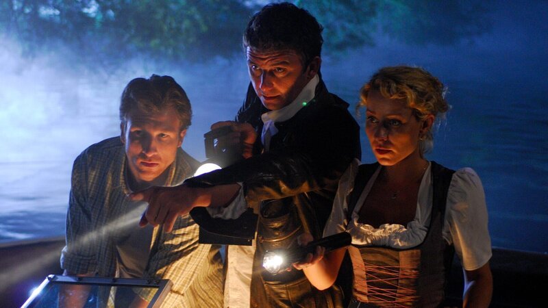 Gemeinsam suchen Hans (Heiko Ruprecht, l.), Martin (Hans Sigl, M.) und Susanne (Natalie O’Hara, r.) nach Jörg, der auf dem See vermisst wird. – Bild: Hans Seidenabel