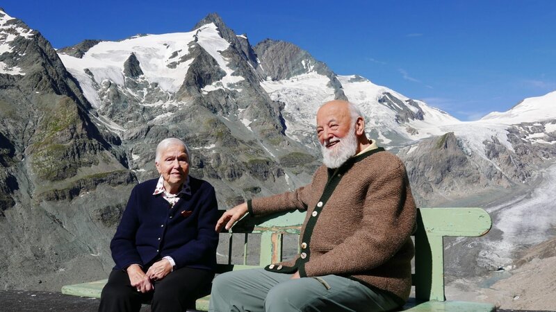 Dreharbeiten zu „Mein Lebensberg – Sepp Forcher und der Großglockner“: Helli und Sepp Forcher auf der Kaiser-Franz-Josefs-Höhe, im Hintergrund der Glockner und die Pasterze. – Bild: ORF/Landesstudio Steiermark/Heribert Senegacnik Dreharbeiten zu „Mein Lebensberg – Sepp Forcher und der Großglockner“: Helli und Sepp Forcher auf der Kaiser-Franz-Josefs-Höhe, im Hintergrund der Glockner und die Pasterze. – Bild: ORF/Landesstudio Steiermark/Heribert Senegacnik