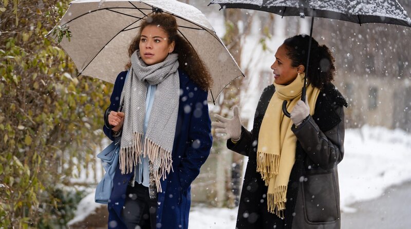 Ana (Soluna-Delta Kokol, l.) ist vor den Kopf gestoßen, als Nicole (Dionne Wudu, r.) verständnislos auf ihre Selbstverwirklichungsgedanken reagiert. – Bild: ARD/​WDR/​Thomas Neumeier