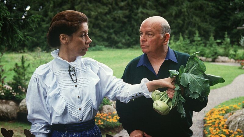 Carsta Michaelis (Evelyn Hamann) kann die dauernden Annäherungsversuche des neuen Nachbarn Pohl (Wolfgang Wahl) nicht ausstehen. – Bild: Thomas Waldhelm
